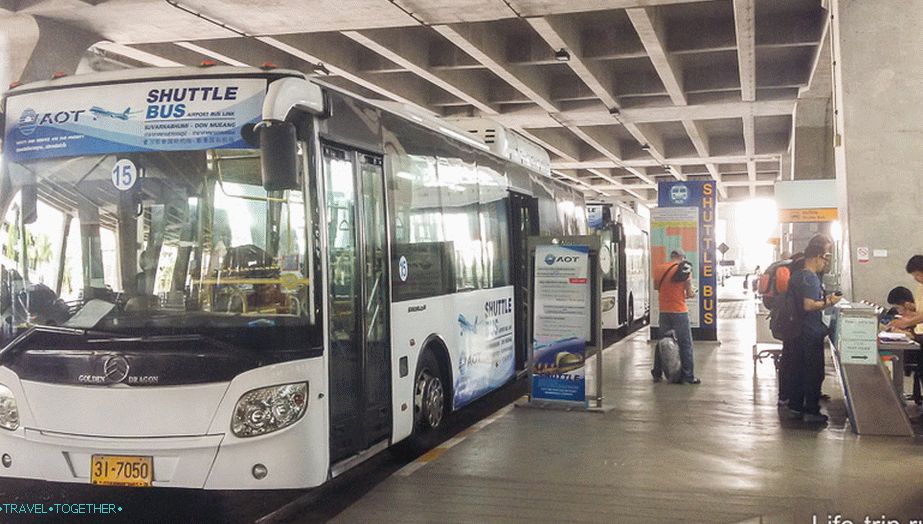 Shuttle bass, který cestuje z Don Muang do Suvarnabhumi