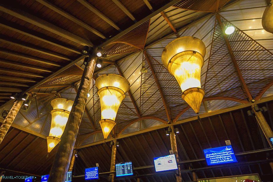 Zajímavá lampa pod stropem