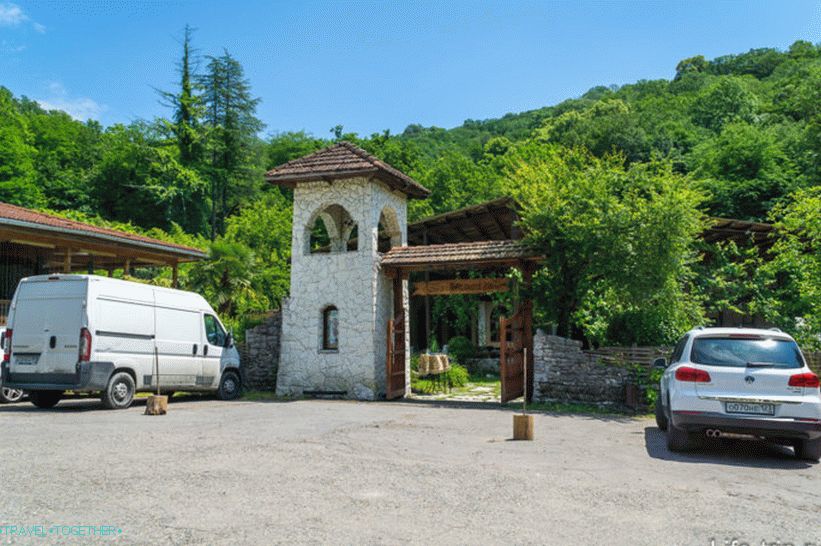 U parkoviště je restaurace