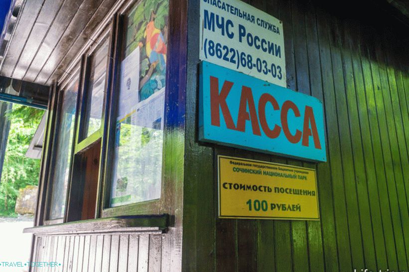 Pokladník na začátku cesty k vodopádům Agursky