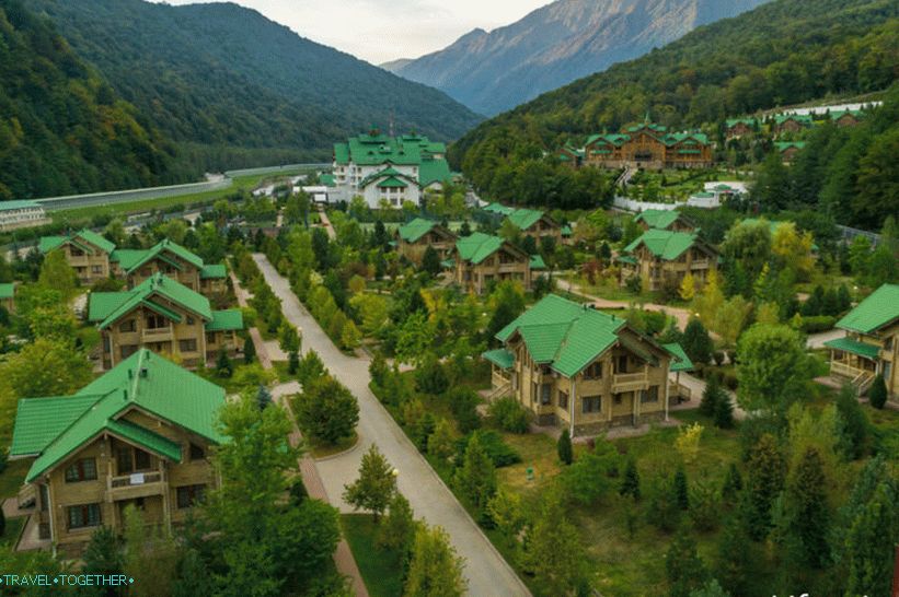 Ze střechy se otevírá pěkný výhled na hotel a na hory