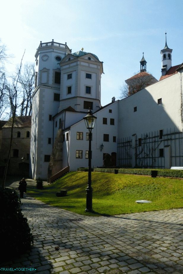 Vodárenská věž a červená brána