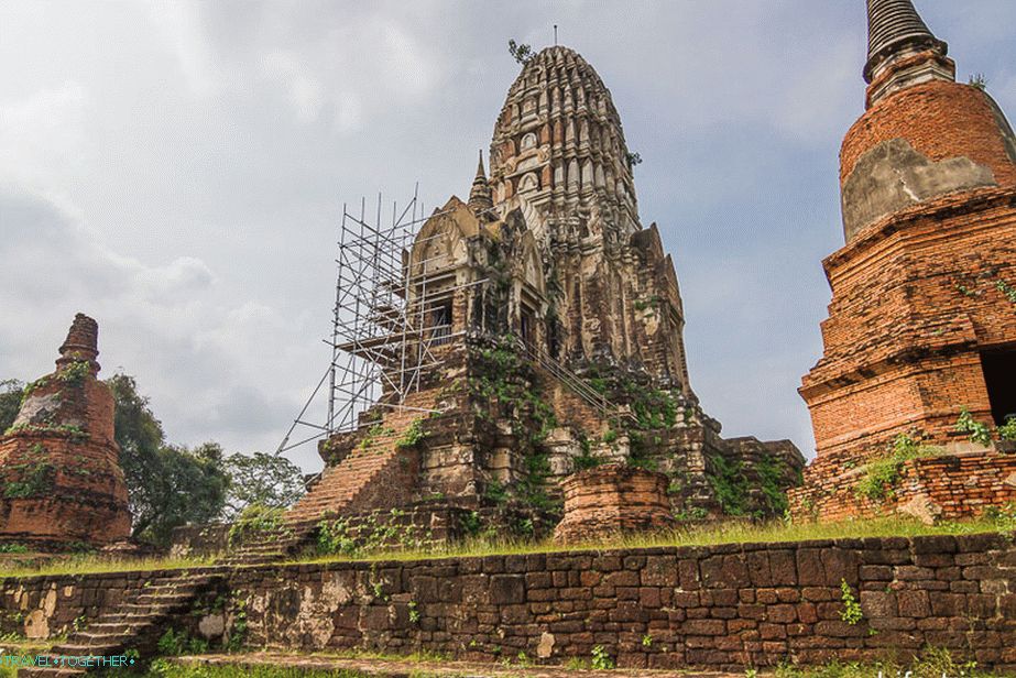 Wat Ratchaburana v lese
