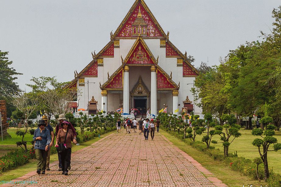 Moderní viharn vedle Wat Phra Si Sanphet