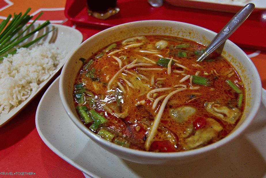 Tom Yam v potravinovém kurtu poblíž