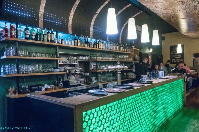 Mlsnej Kocour bar v Praze je prostředím pro turisty i místní obyvatele