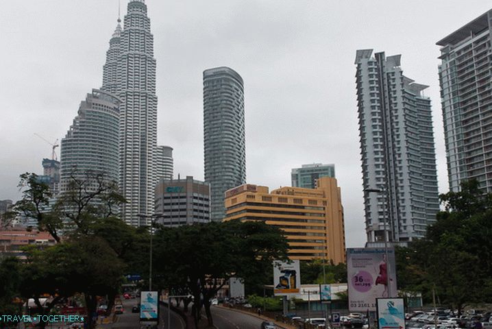 Petronas Towers - pohled z města
