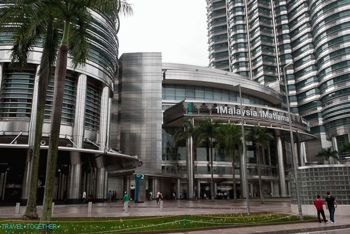 Nákupní centrum ve spodní části věží Petronas