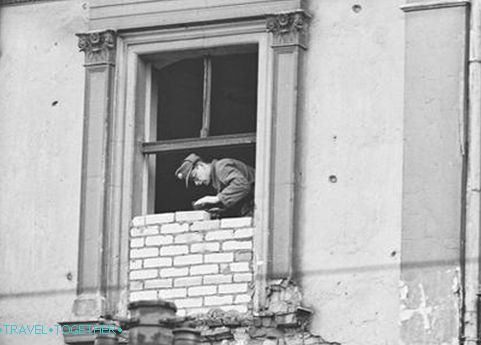 Vystřelili okna s výhledem na západ Berlína.