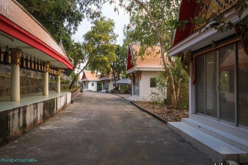 Pavilony se sochami podél chodníku kolem chrámu