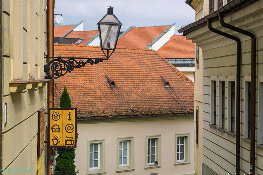 Jsme doprovázeni červenými střechami
