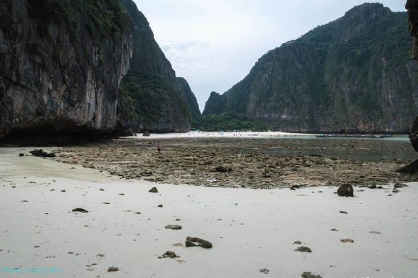 Vpravo (směrem k moři) je malá pláž