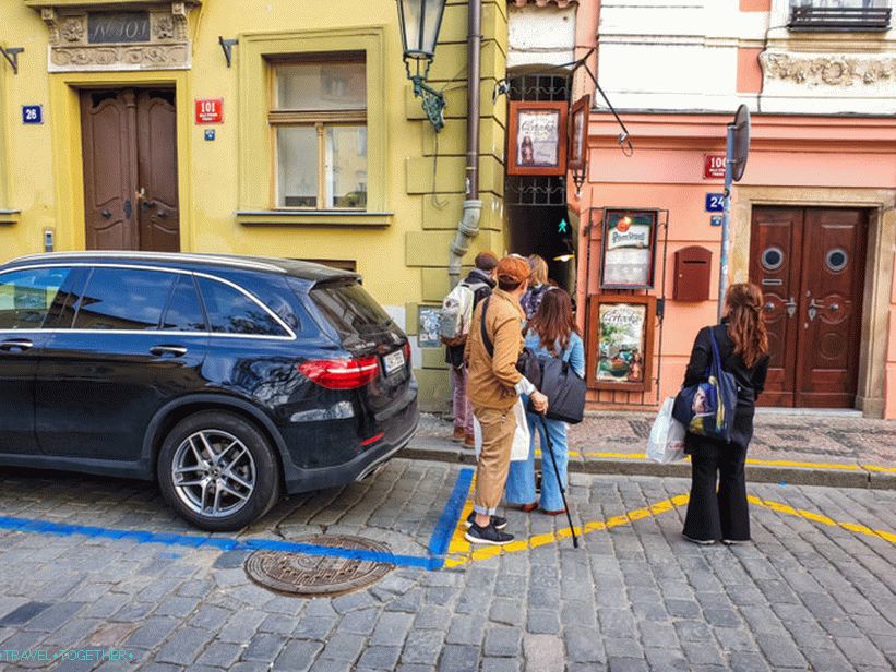 Nejužší ulice v Praze se semaforem - Vinarna Chertovka