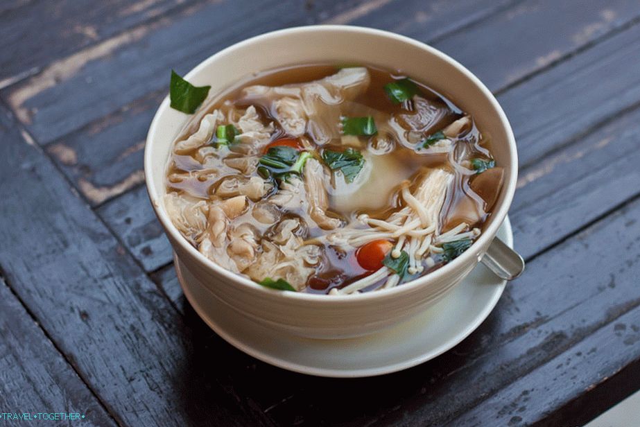 Tom Yam s houbami - 80 bahtů