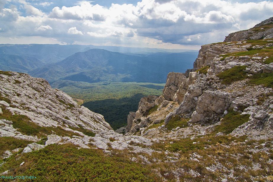 Čisté zdi klesají, dokonce se bojí, aby se přiblížily