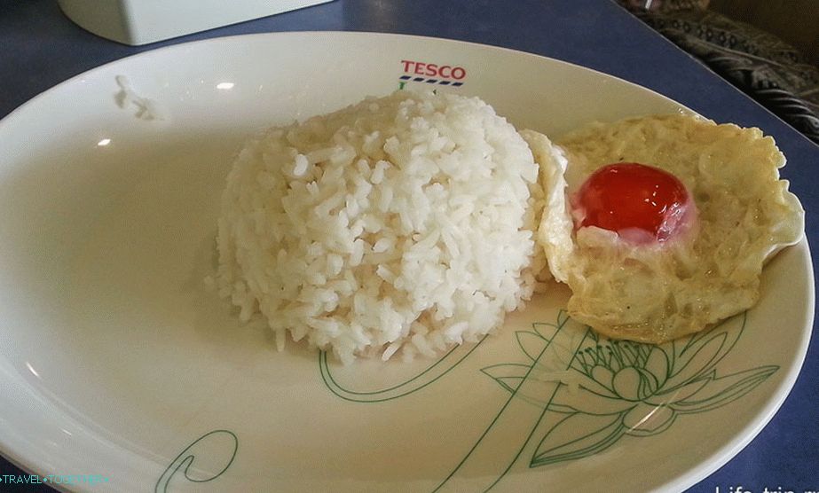 Rýže a smažené vejce v potravinovém kurtu Tesco