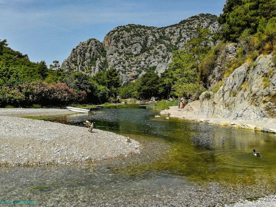 Ústí řeky na troskách Olymposu