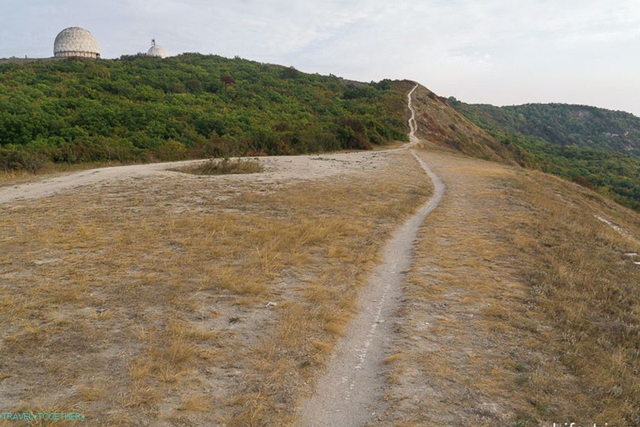 Cesta na Bald Mountain vedoucí k mírám protivzdušné obrany