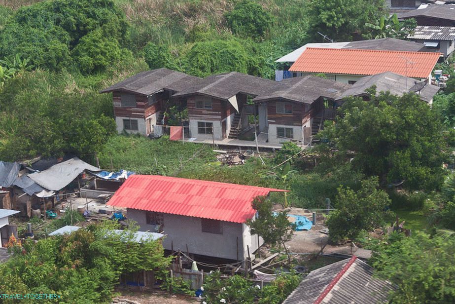 Nenápadné domy na okraji Bangkoku