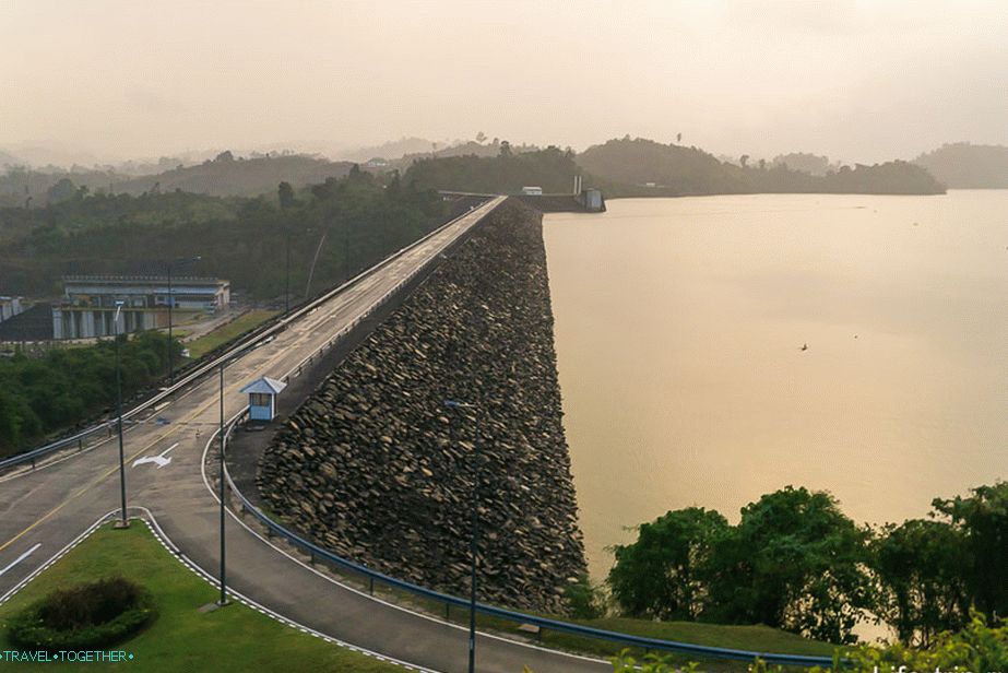 Tady je přehrada Ratchaprapha Dam