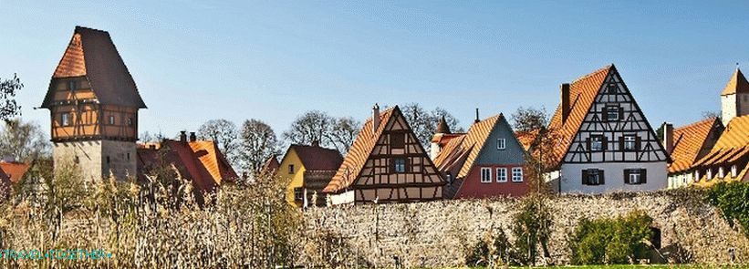 Historické jádro Dinkelsbühl je stále obklopeno zdí