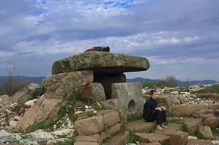 Dolmen Lunny na hoře Nexis.