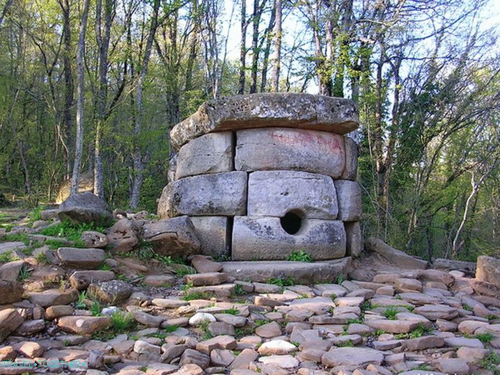 Dolmen Harmony. Obnova vesnice.