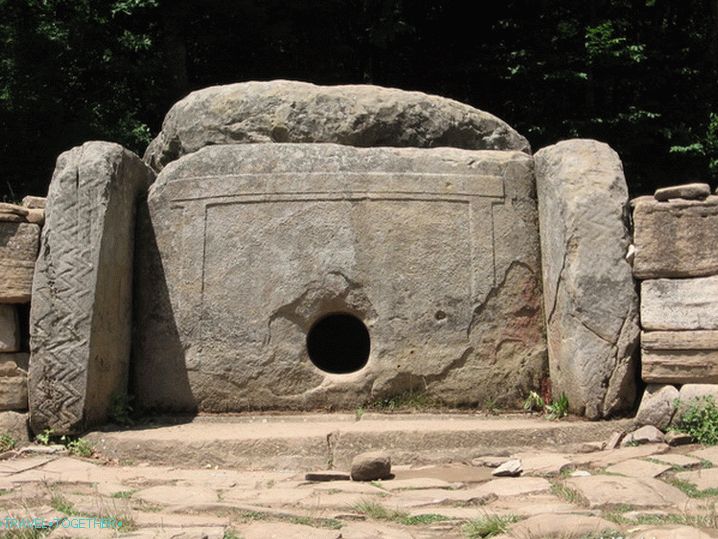 Vesnice renesanční. Dolmen ekumenický.