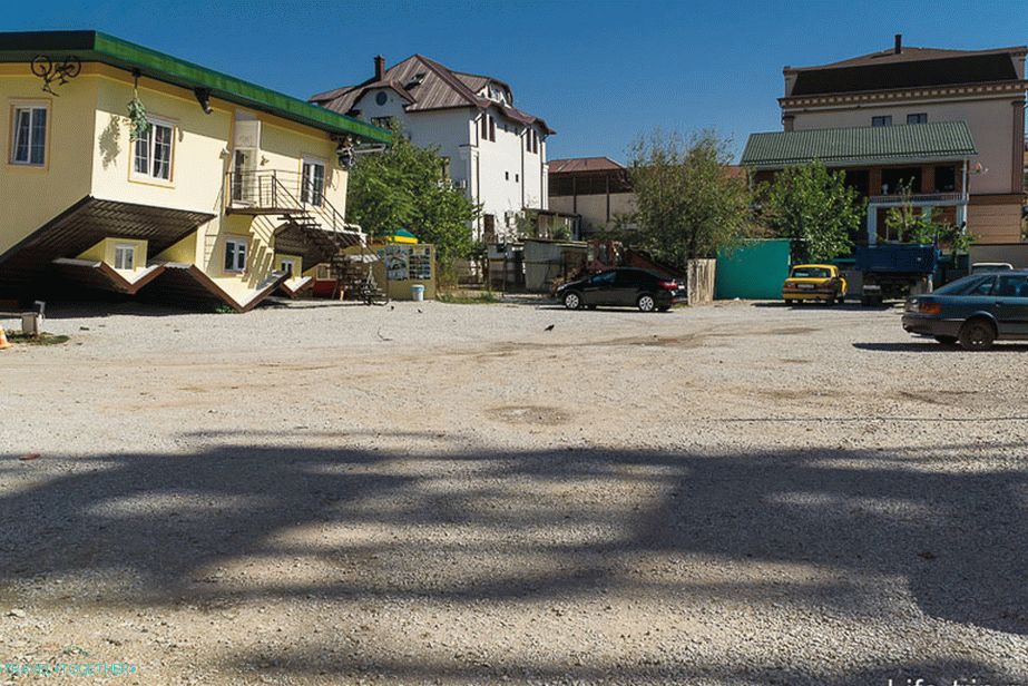 Dům vzhůru nohama a parkování před ním