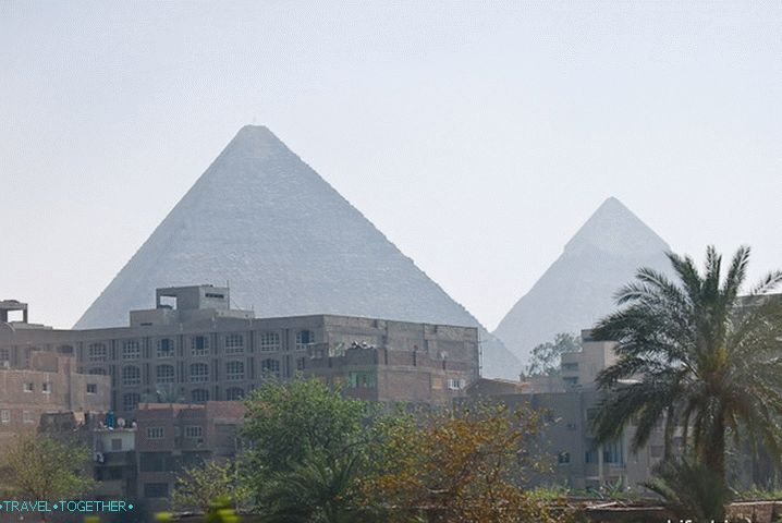 Pohled z Káhiry na staré pyramidy.