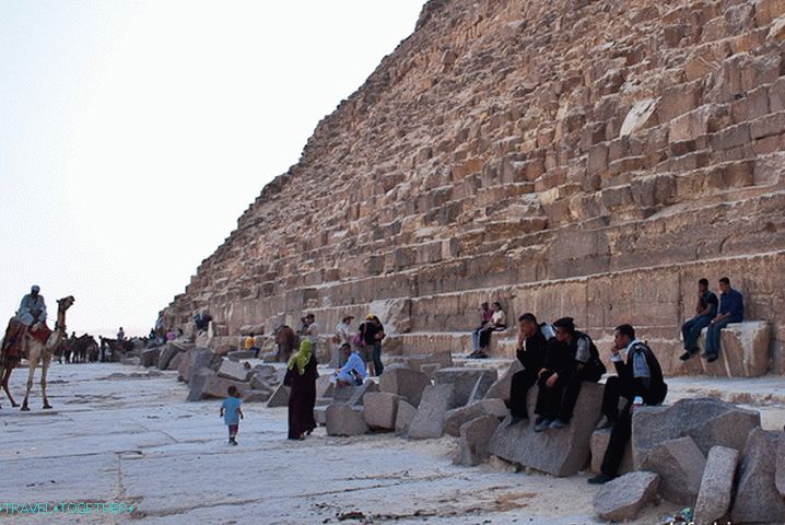 Na úpatí pyramidy Khafre.