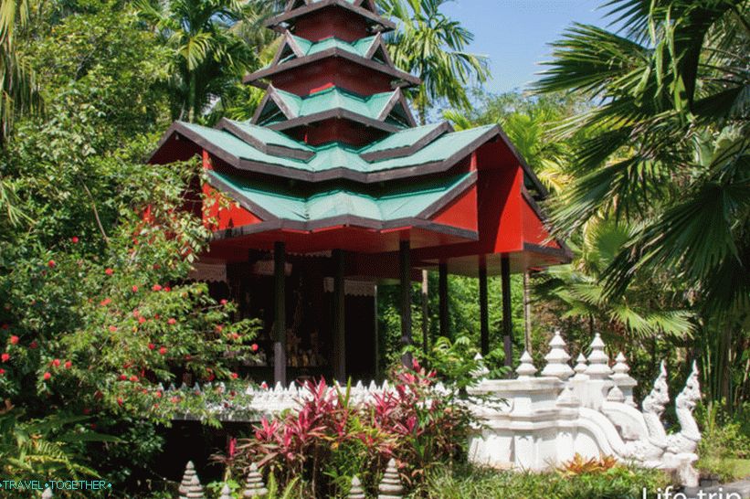 Balijská pagoda naproti zámku