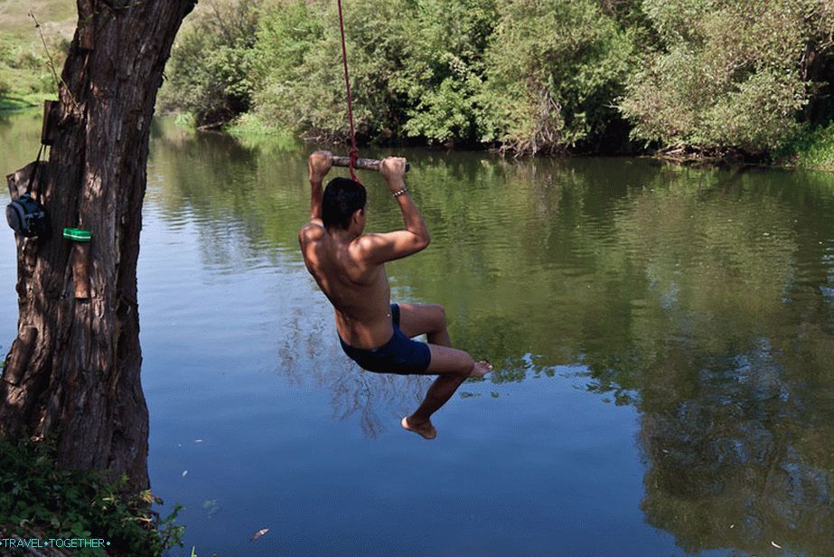 Skočí do řeky s bungee