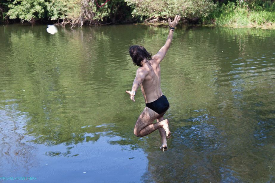 Skočí do řeky s bungee