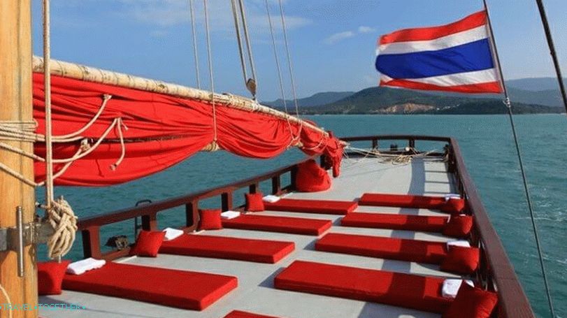 Plavba po pobřeží ostrova Koh Phangan na plachetnici