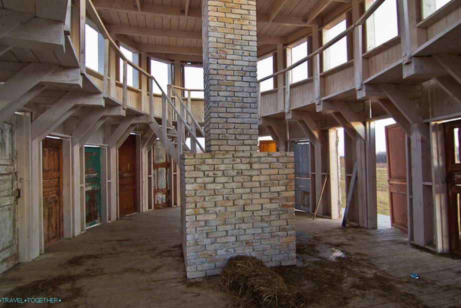 Uvnitř rotundy, festival Archstoyanie v Nikolo-Lenivets, Kaluga region