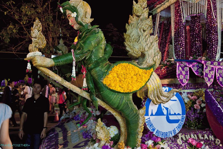 Květinová postava na květinovém festivalu Chiang Mai Květinová postava na květinovém festivalu Chiang Mai