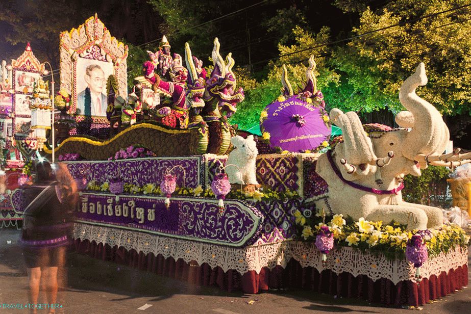 Květinový vůz na Květinovém festivalu Chiang Mai Květinový vůz na Chiang Mai Flower Festivalu