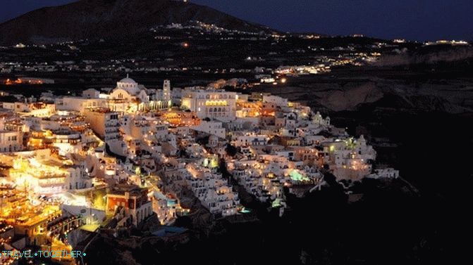 Pohled na noc Fira - hlavní město Santorini