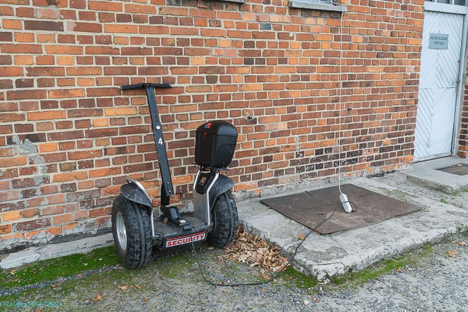 Strážní se pohybují kolem tábora segwayem