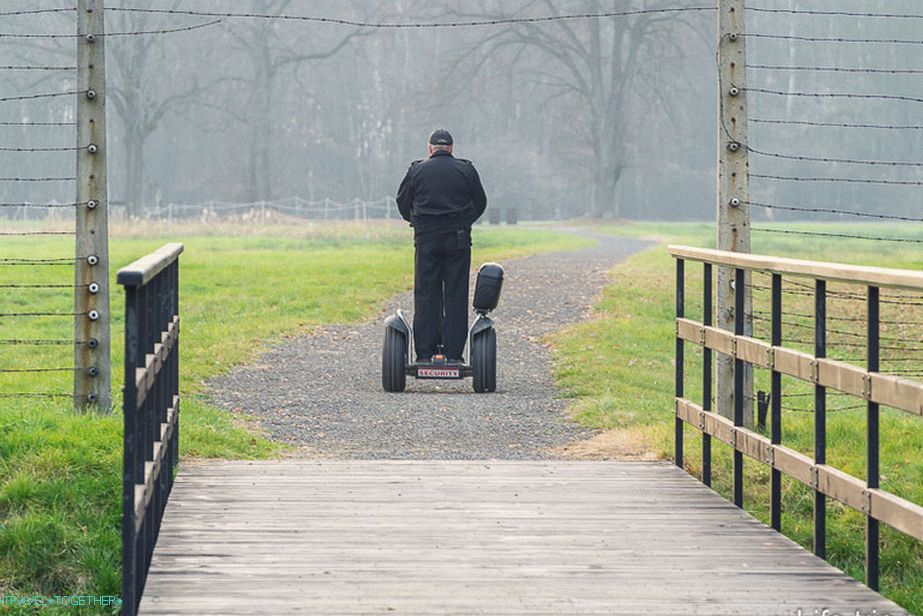 Strážní se pohybují kolem tábora segwayem