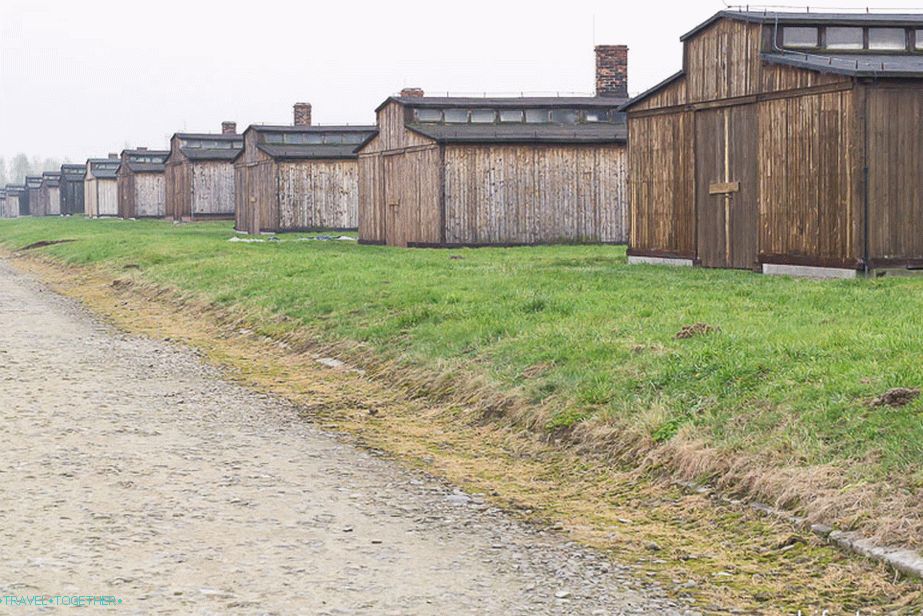 Rekonstrukce dřevěných chatek v Birkenau