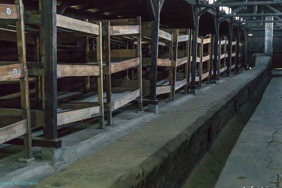 Uvnitř dřevěných štěkat bunkrů a dlouhých komínů vytápění pecí