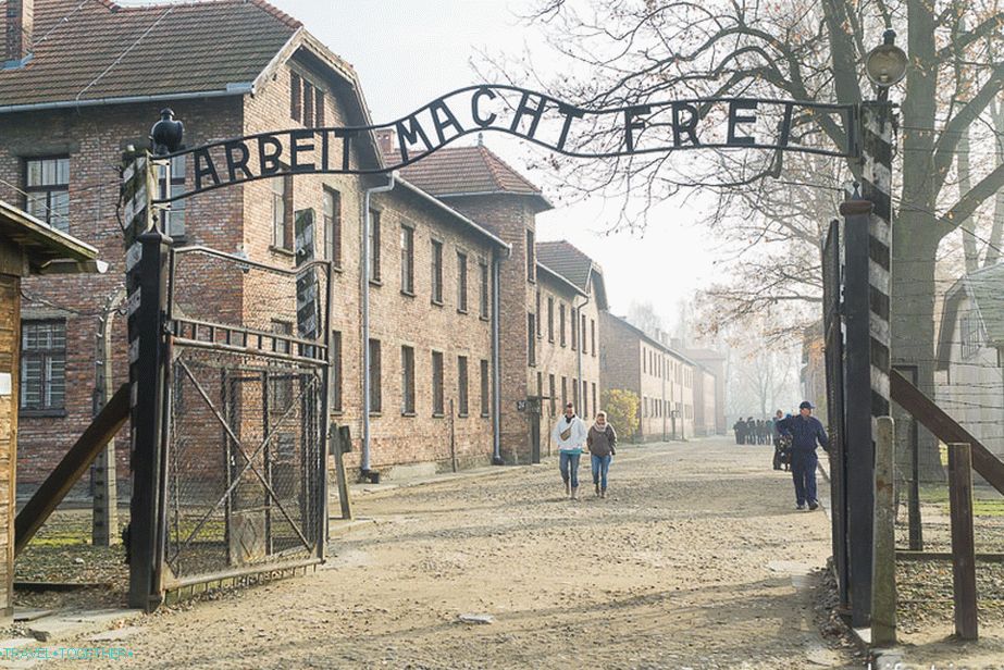 Koncentrační tábor Osvětim I - nápis Labor osvobozuje