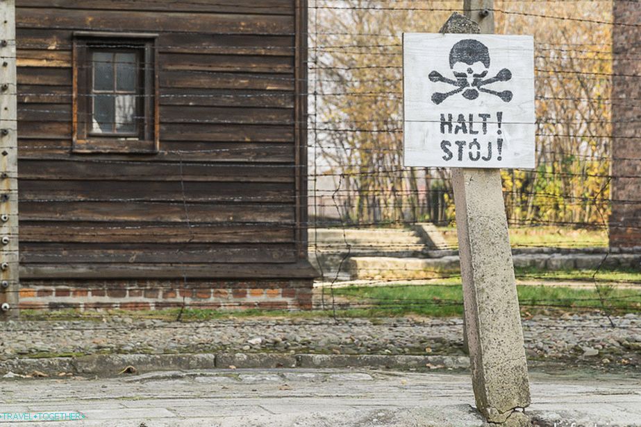 Ostnatý drát pod napětím kolem koncentračního tábora