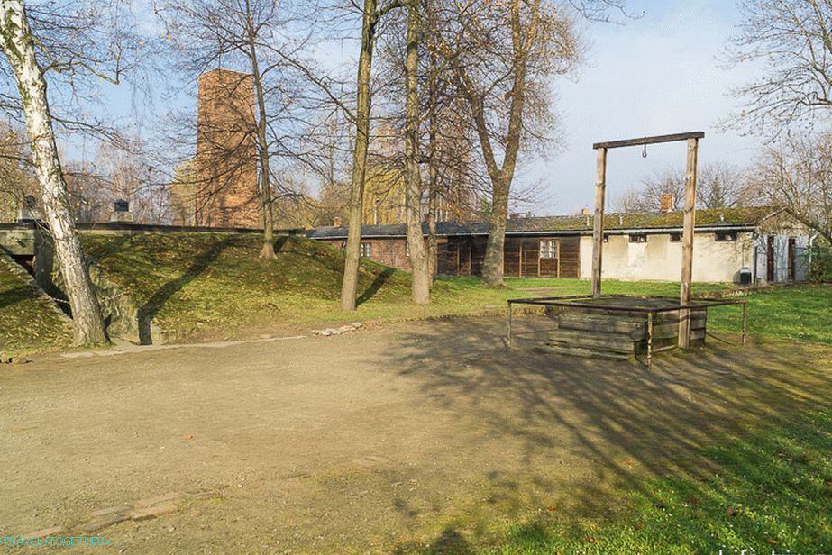 Šibenici, na kterých byl pověšen Rudolf Hoess, velitel tábora