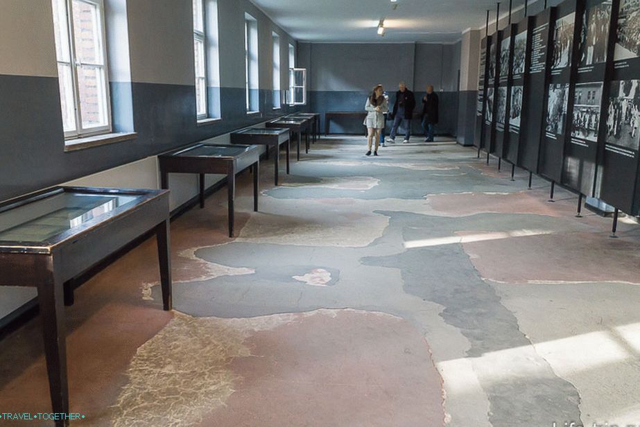 Podlahy a schody v blocích jsou rozdrceny