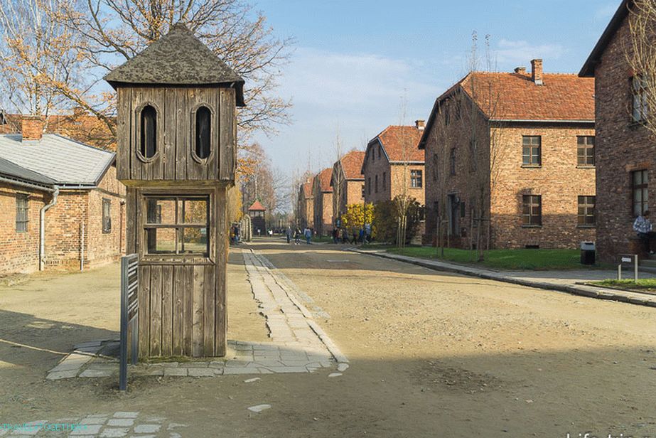 Platz, kde se počítali vězni, kdyby někdo chyběl, mohl stát v chladu celé hodiny