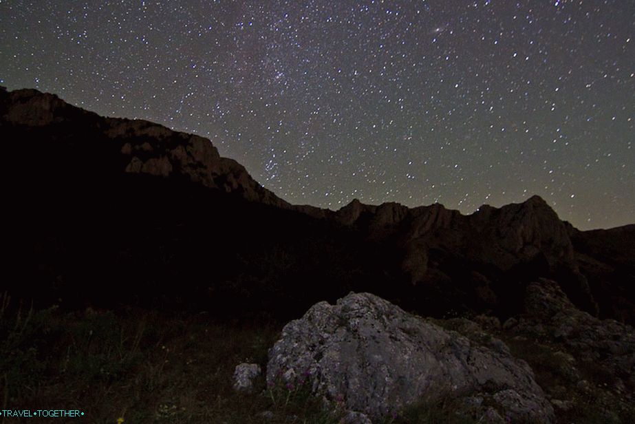 Kempování na Krymu. ISO1600, 11 mm, f2,8, 30 s