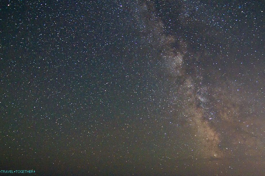 Hvězdná obloha nad mořem. ISO1600, 11 mm, f2,8, 30 s.